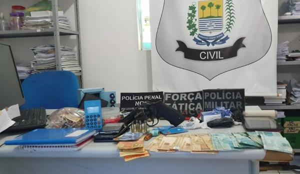 Três pessoas são presas suspeitas de tráfico, associação para o tráfico e porte ilegal de arma