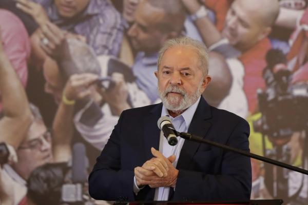 Lula diz que é preciso regulamentar as redes sociais