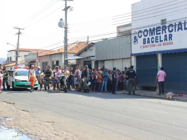 Jovem é atingida por bala perdida na porta de escola e morre em Teresina