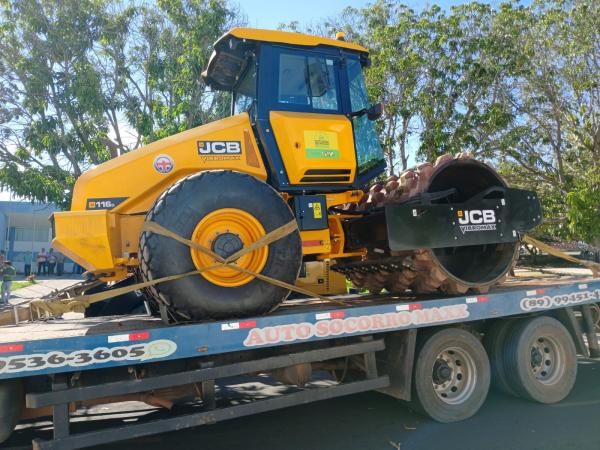 Prefeito Ant&ocirc;nio Reis entrega ve&iacute;culos e equipamentos para refor&ccedil;ar servi&ccedil;os p&uacute;blicos em Floriano(Imagem:FlorianoNews)