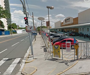 Cliente é assaltado em estacionamento de supermercado
