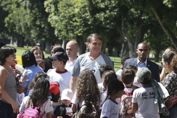 O presidente Jair Bolsonaro conversa com crian&ccedil;as e posa para fotos.(Imagem:Valter Campanato/Ag&ecirc;ncia Brasil)
