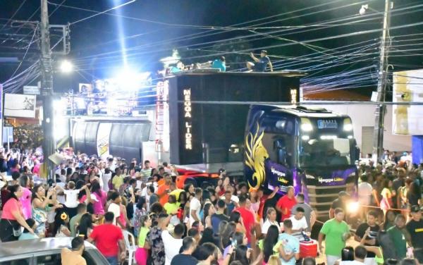  Arrast&atilde;o com Rubinho re&uacute;ne milhares de foli&otilde;es na primeira noite do Carnaval 2023.(Imagem:Secom)
