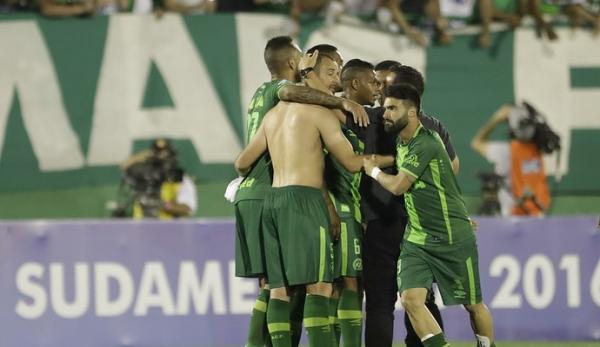 Defesa vira diferencial, Danilo salva, e torcida dá show: Chape está na final