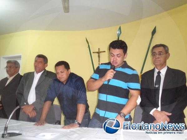 Emo&ccedil;&atilde;o e como&ccedil;&atilde;o marca sess&atilde;o especial e sepultamento do Secret&aacute;rio Gonzaga Carvalho. (Imagem:FlorianoNews)