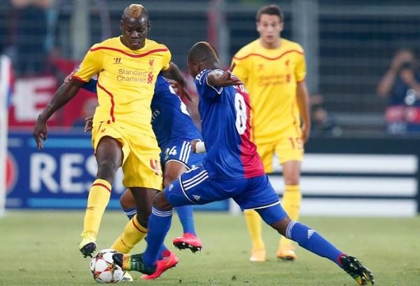 Balotelli disputa a bola em duelo com o Basel: mau come&ccedil;o no Liverpool.(Imagem:( AP))