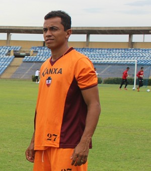 Por vaga no time principal, Thiago Dias exalta Amarildo e frisa: "Estou pronto"