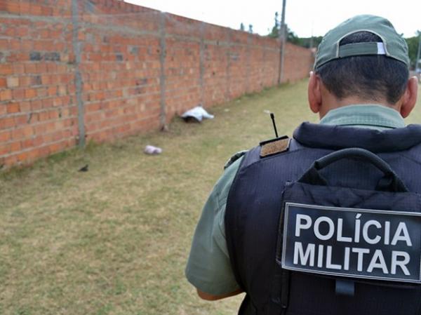 Mulher é violentada e corpo encontrado em campo de futebol