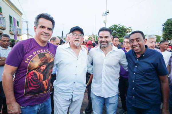 Ciro e Joel são cumprimentados pela população durante a Procissão do Bom Jesus dos Passos em Oeiras.(Imagem:Ascom)