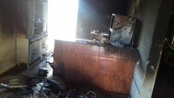 Irmãos tentam matar padrasto, agridem a mãe e queimam casa no Piauí