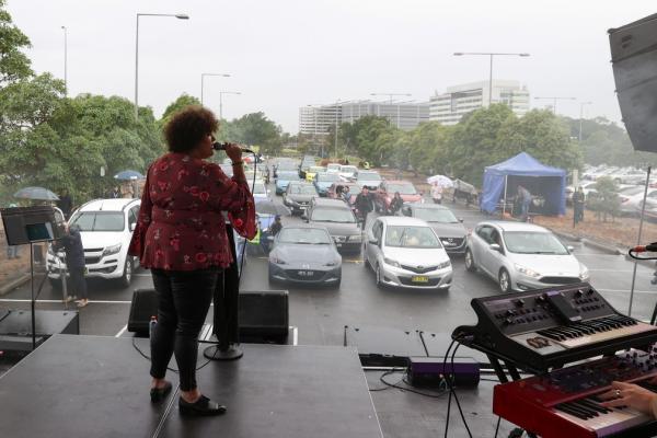 Cantora Casey Donovan faz show em drive-in após Sydney flexibilizar restrições contra coronavírus