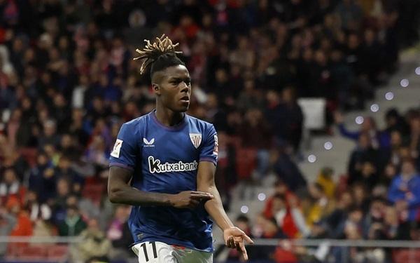 Alvo de racismo na Espanha, Nico Williams faz gol e aponta para a pele
