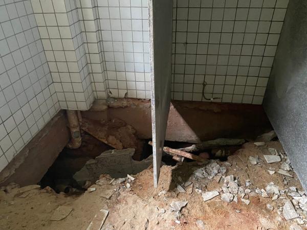 Piso cede em banheiro de prédio da UFPI e estudantes temem desabamento