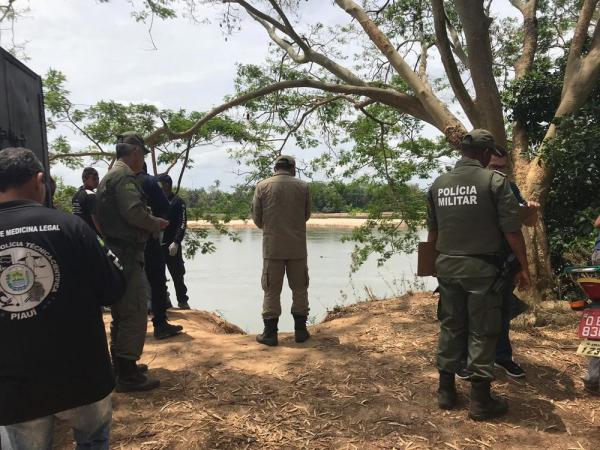 Corpo de mulher foi encontrado com ferimento na testa no rio Parna&iacute;ba, na Zona Norte de Teresina.(Imagem: Lorena Linhares/ G1 PI)