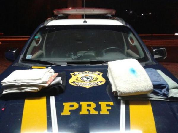 PRF prende dupla boliviana com dois quilos de cocaína diluída na roupa