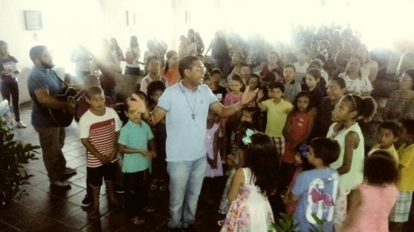Padre Nylfranyo celebra Missa das Crianças na igreja de São José Operário