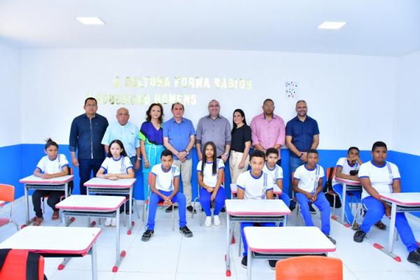 Vereadores prestigiam entrega da Escola Municipal Novo Papa Pombo após ampla reforma