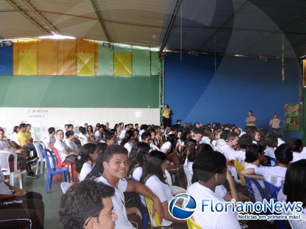 Ronda Cidad&atilde;o proferiu palestra sobre drogas na Escola Pequeno Pr&iacute;ncipe.(Imagem:FlorianoNews)