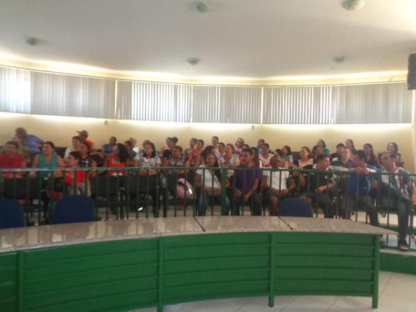 Servidores da Educa&ccedil;&atilde;o deflagram greve geral em Floriano.(Imagem:FlorianoNews)