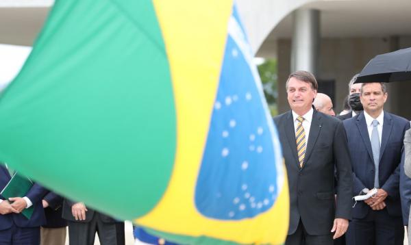 Bolsonaro participa de cerimônia do Dia da Bandeira