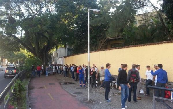 Fila na manh&atilde; desta quarta ao redor de General Severiano rodava o quarteir&atilde;o em Botafogo, no Rio.(Imagem:Janir Junior)