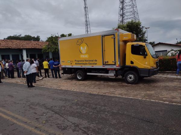 Prefeito Joel Rodrigues entrega caminhão frigorífico à Educação Municipal