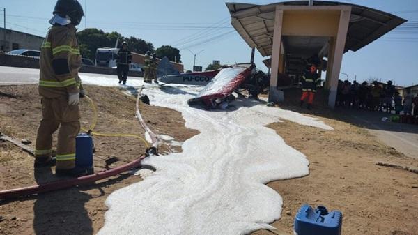 Corpo de Bombeiros faz rescaldo da &aacute;rea da queda de avi&atilde;o.(Imagem:Gil Oliveira /Tv Clube)
