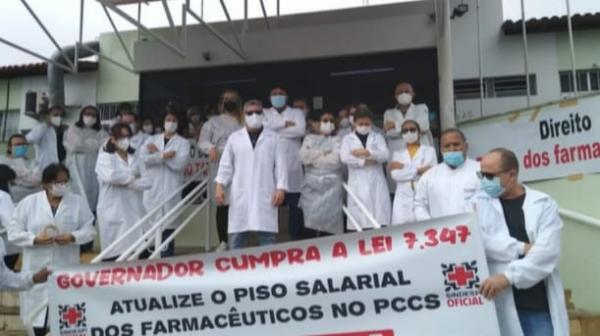 Água da chuva invade salas do Laboratório Central e servidores protestam