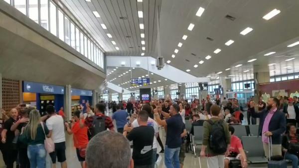 Torcedores do Flamengo provocam elenco do Vasco em aeroporto e cantam "Mister" para Luxemburgo