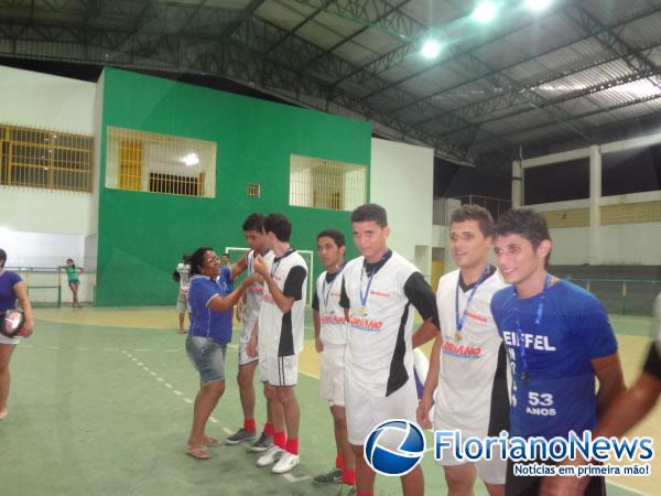 Tarde esportiva &eacute; realizada com alunos do col&eacute;gio Estadual.(Imagem:FlorianoNews)