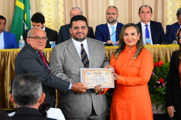 Sess&atilde;o Solene concede t&iacute;tulos de cidadania em homenagem aos 126 anos de Floriano(Imagem:CMF)