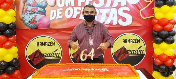 Corte do bolo marca festa de aniversário de 64 anos do Armazém Paraíba em Floriano