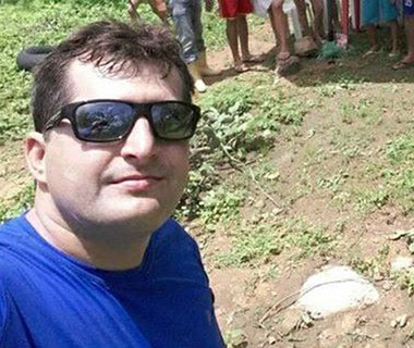 Dupla encapuzada faz arrastão em bar e leva empresário como refém