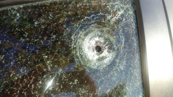 Perseguição policial termina com tiroteio e carro abandonado em Floriano