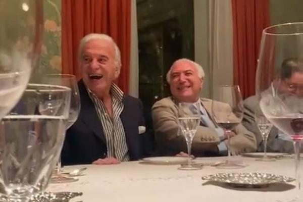 Temer gargalha com imitação de Bolsonaro falando em "roubar as perucas do Fux"