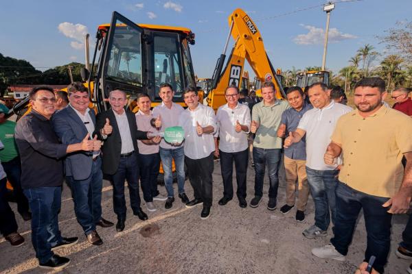 Prefeitos recebem máquinas retroescavadeiras e destacam múltiplos benefícios