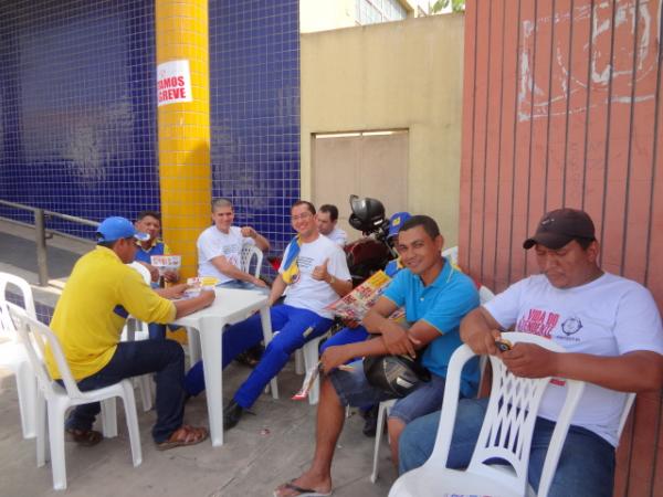 Funcion&aacute;rios dos Correios se reuniram em frente &agrave; ag&ecirc;ncia de Floriano.(Imagem:FlorianoNews)