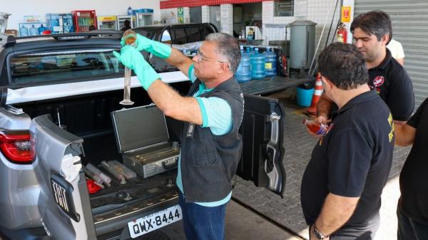 Procon encontra combustível adulterado em quase metade dos postos fiscalizados em Teresina