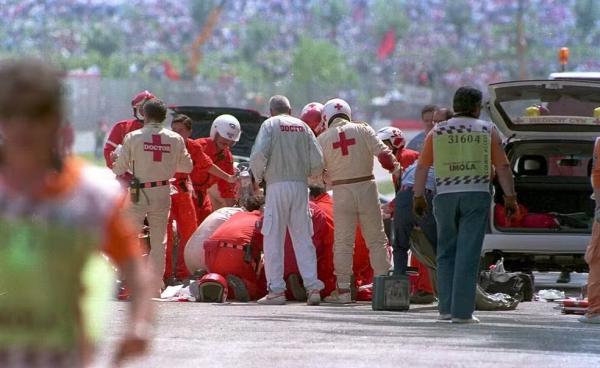 M&eacute;dicos prestam os primeiros socorros a Ayrton Senna, ap&oacute;s acidente em San Marino.(Imagem:Anton Want/ALLSPORT)