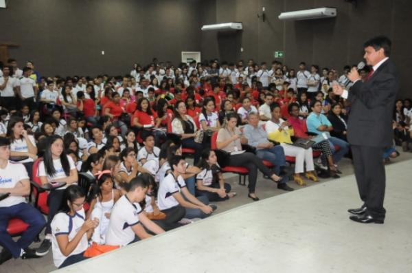 Governador participa da Feira de Profissoes na Ufpi.(Imagem:Francisco Leal)
