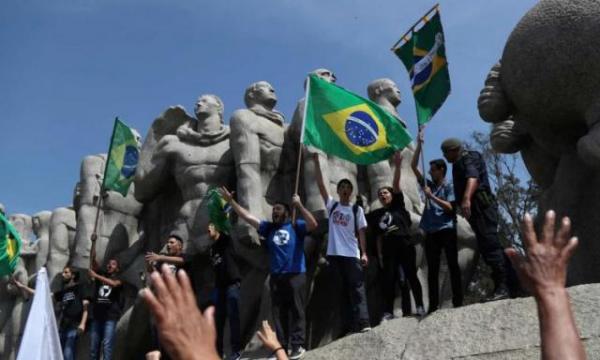 Manifestações contra Bolsonaro ocuparam ruas em vários estados