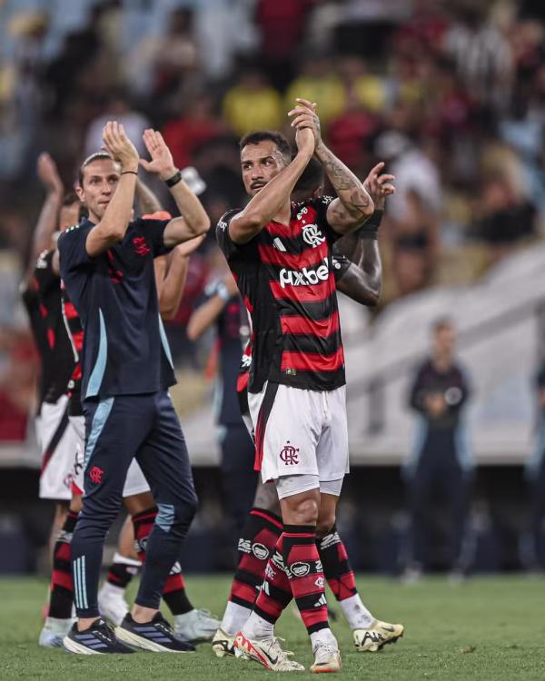 Filipe Lu&iacute;s e jogadores aplaudem torcida do Flamengo ap&oacute;s a vit&oacute;ria.(Imagem:Gilvan de Souza & Paula Reis / CRF)