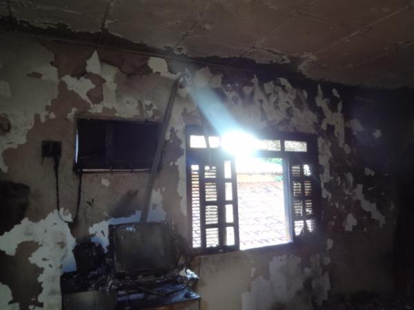 Inc&ecirc;ndio destr&oacute;i quarto de uma casa em Floriano.(Imagem:FlorianoNews)