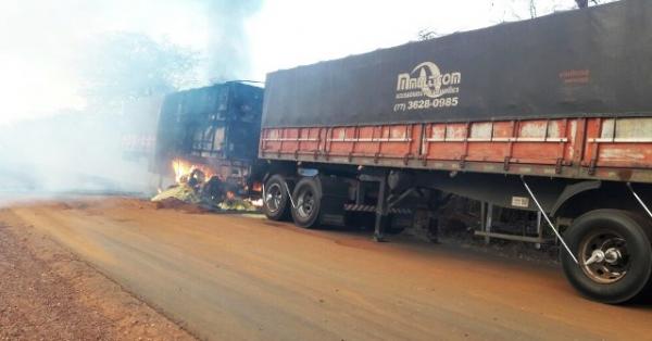 Acidente na BR 135 faz uma vítima fatal e rodovia é interditada por incêndio em caminhão