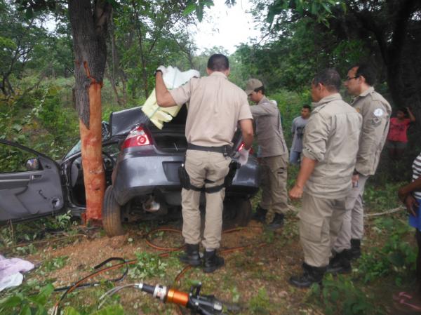 Ve&iacute;culo sai da pista, colide em &aacute;rvore e deixa duas pessoas mortas na BR-343.(Imagem:FlorianoNews)