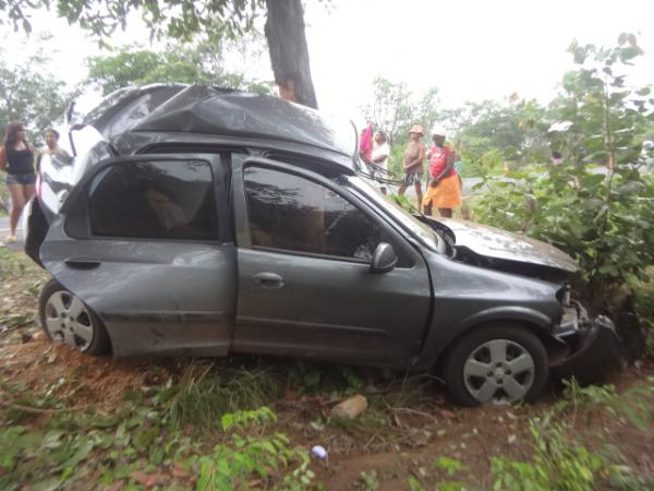 Ve&iacute;culo sai da pista, colide em &aacute;rvore e deixa duas pessoas mortas na BR-343(Imagem:FlorianoNews)