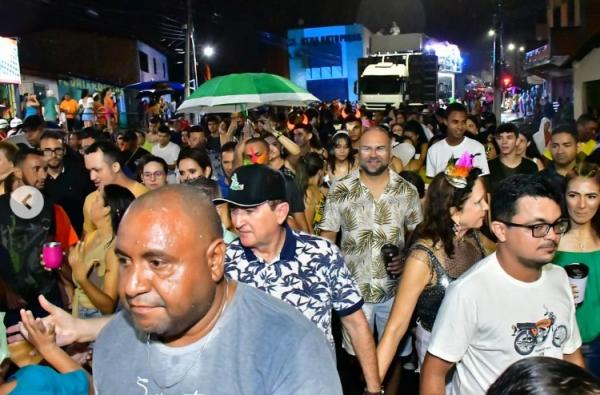 Foli&otilde;es enfrentam a chuva e celebram com alegria o segundo arrast&atilde;o do Carnaval de Floriano.(Imagem:Reprodu&ccedil;&atilde;o/Instagram)
