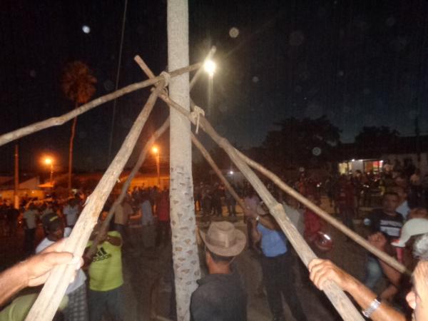 Levantamento do mastro marca abertura dos festejos de Nossa Senhora de Nazaré