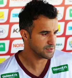 Almir Dias enfatiza experiência: "Não sou menino, mas jogo em alto nível"