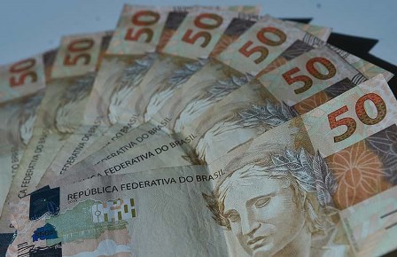 Cai o percentual de brasileiros que vivem no limite do orçamento